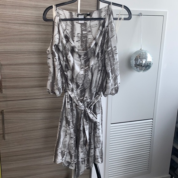 Dresses & Skirts - ✅ $10 ADD-ON ONLY ✅ Cold Shoulder Grey+ White belted summer dress ✅ $10 ADD-ON